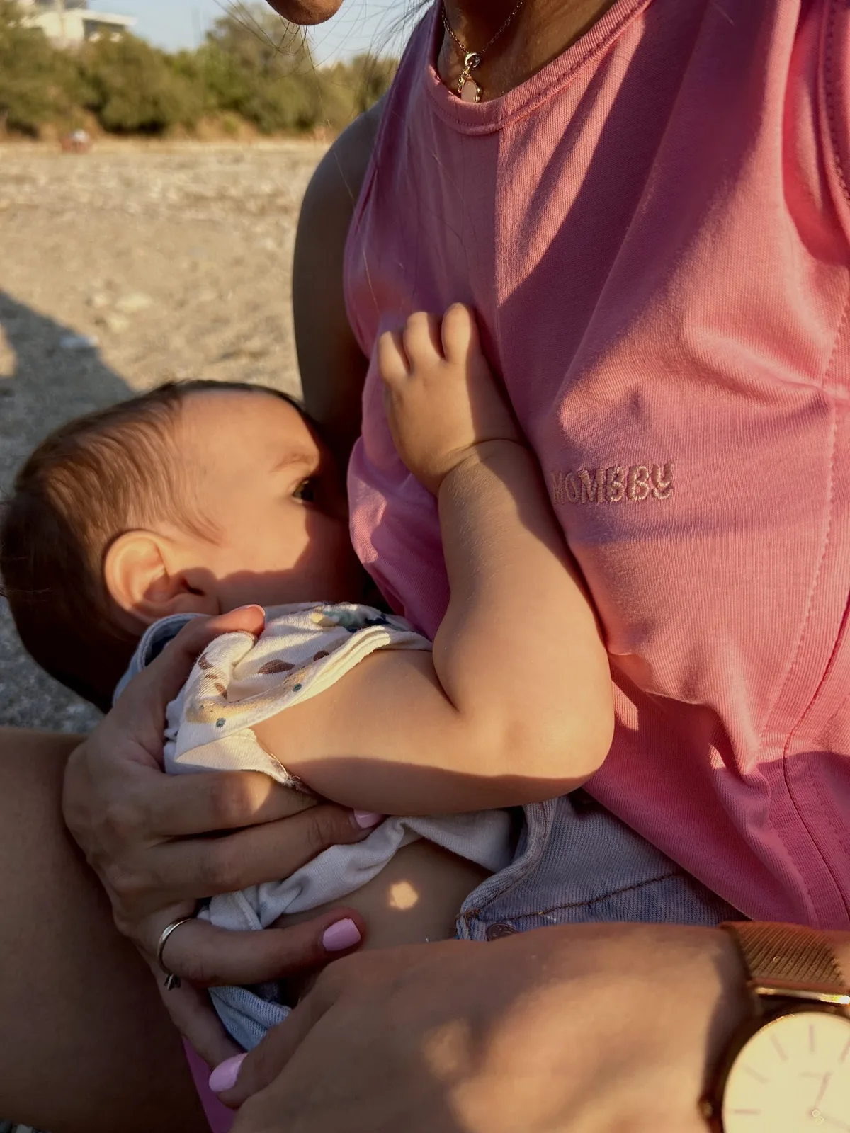 Μαμά θηλάζει το μωρό της με ολόσωμη φόρμα θηλασμού Mombby
