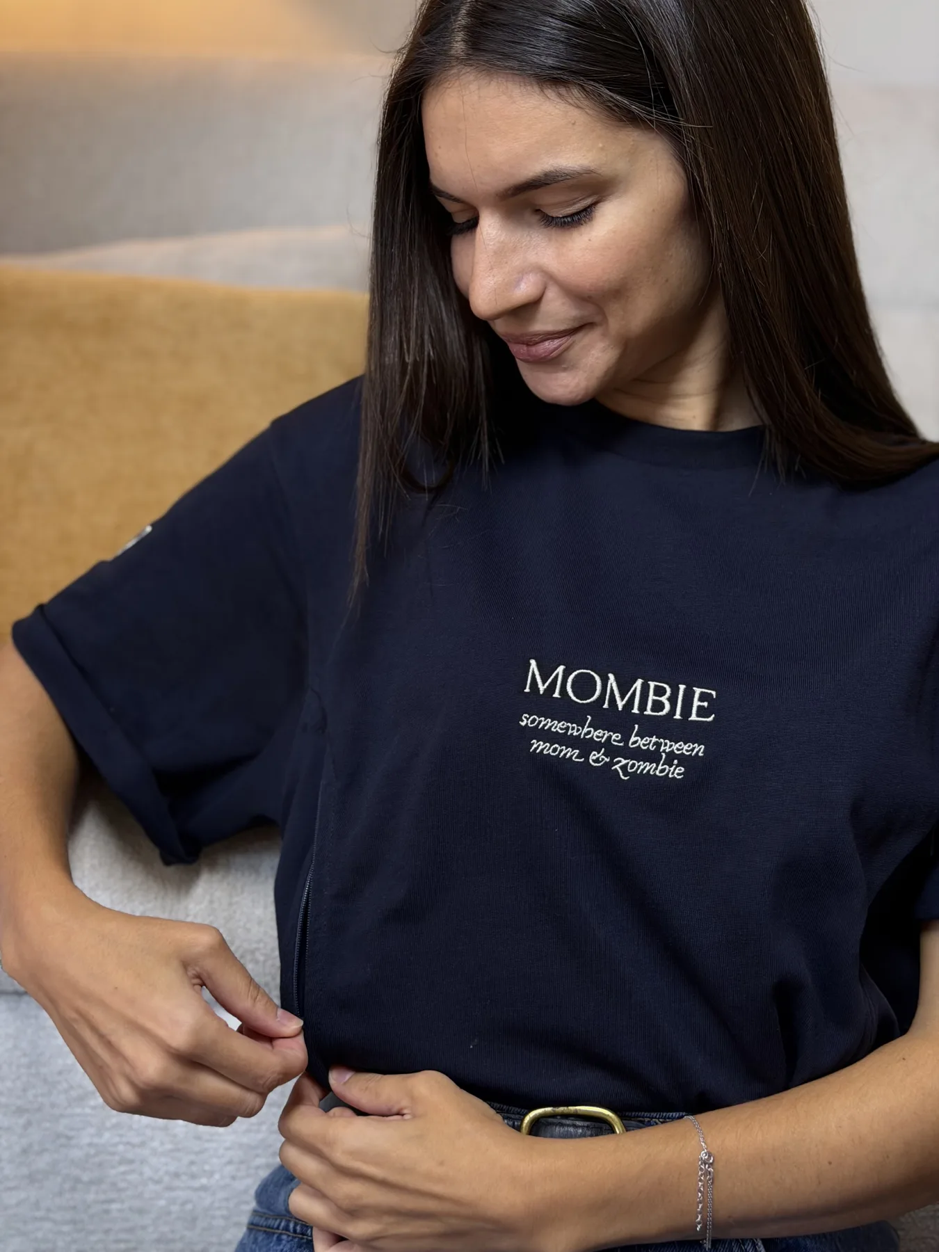 Μαμά με μπλούζα θηλασμού Mombie με κέντημα